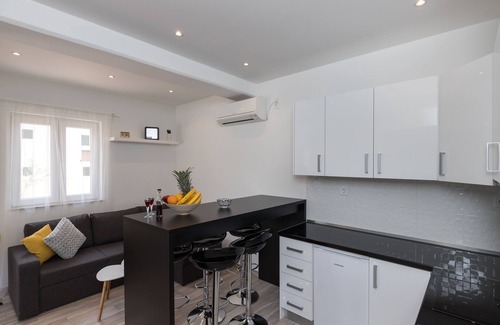 Mokosica Apartment | Apartments Siblings - Premium Two Bedroom Apartment with Terrace and Garden View (CETVRTI)