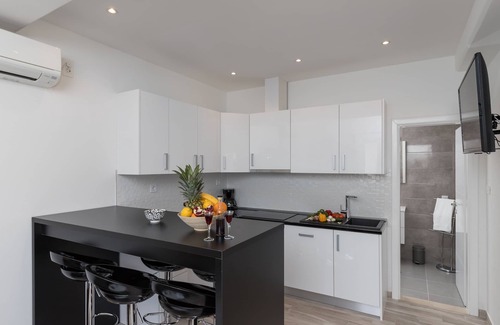 Mokosica Apartment | Apartments Siblings - Premium Two Bedroom Apartment with Terrace and Garden View (CETVRTI)