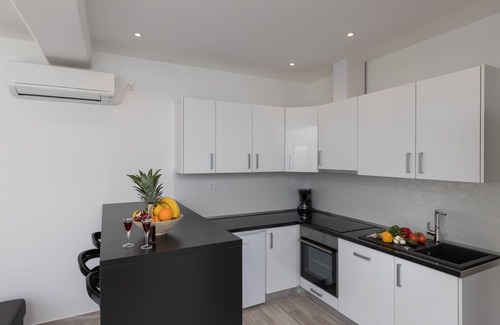 Mokosica Apartment | Apartments Siblings - Premium Two Bedroom Apartment with Terrace and Garden View (CETVRTI)