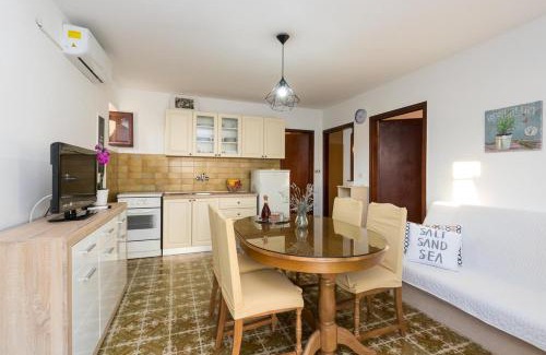 Kastel Stafilic Apartment | Apartments with parking space Kastel Stafilic, Kastela - 16086