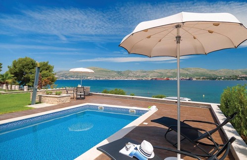 Okrug House | Awesome home in Okrug Gornji with sauna