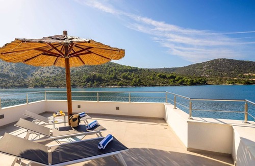 Vinisce Villa | Beachfront Villa Mila M with Pool