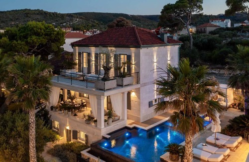 Slatine Villa | Beachside villa Heaven