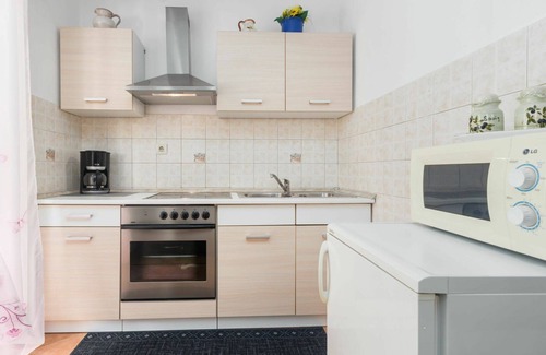 Vrznaveri Apartment | Beautiful apartment for 5 people with WIFI, pool, A/C, TV, terrace and pets allowed