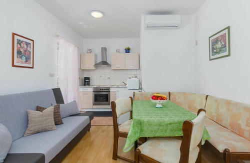 Vrznaveri Apartment | Beautiful apartment for 5 people with WIFI, pool, A/C, TV, terrace and pets allowed