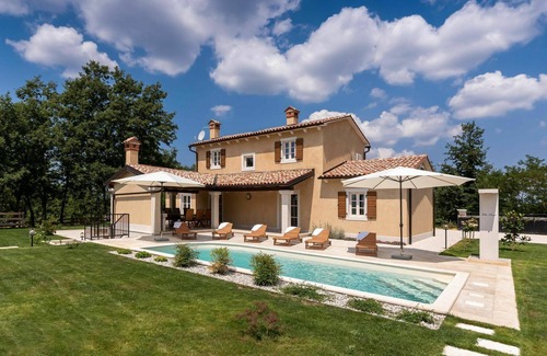 Bazgalji Villa | Beautiful private villa for 6 guests with WIFI, A/C, private pool, TV, terrace and pets allowed