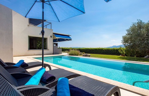 Rubesi Villa | Beautiful private villa for 10 guests with private pool, A/C, WIFI, TV and terrace