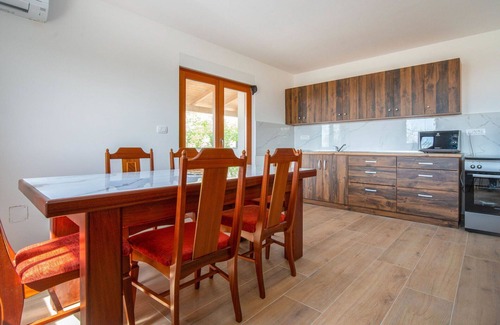 Viskovo House | Beautiful private villa for 10 people with WIFI, private pool, A/C, TV and terrace