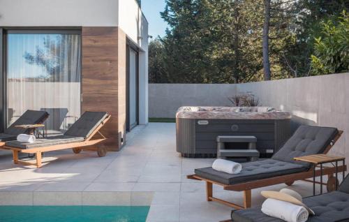Petrovija Villa | Contemporary Villa Luxor