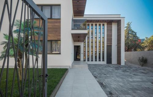 Petrovija Villa | Contemporary Villa Luxor