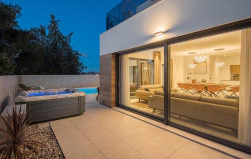 Petrovija Villa | Contemporary Villa Luxor