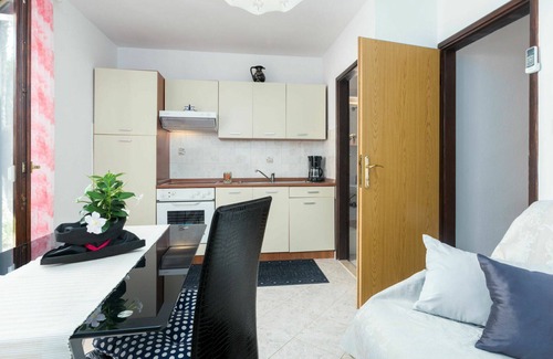 Kosinozici Apartment | Cosy apartment for 3 guests with WIFI, pool, A/C, TV, terrace and pets allowed
