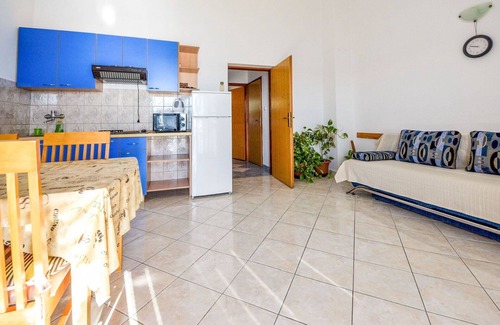 Tribanj Apartment | Cosy apartment for 4 guests with WIFI, A/C, TV, terrace and parking