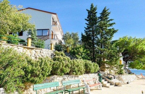 Tribanj Apartment | Cosy apartment for 4 guests with WIFI, A/C, TV, terrace and parking