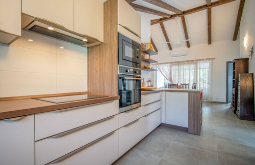 Artatore Apartment | Cosy apartment for 6 people with WIFI, hot tub, A/C, TV and terrace