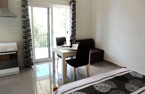 Gdinj Apartment | Cozy Apartment in Dalmatia with Seaview