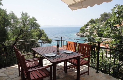 Gdinj Apartment | Cozy Apartment in Dalmatia with Seaview