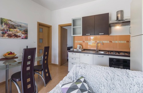 Kringa Apartment | Cozy apartment in Kringa with kitchen