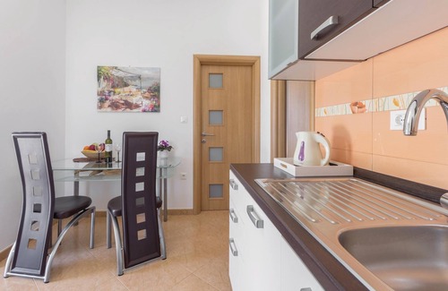 Kringa Apartment | Cozy apartment in Kringa with kitchen