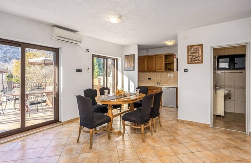 Cesarica House | Cozy home in Cesarica with kitchen