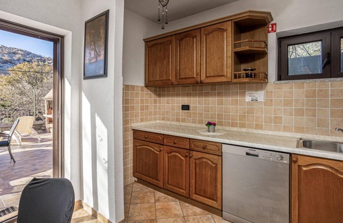 Cesarica House | Cozy home in Cesarica with kitchen