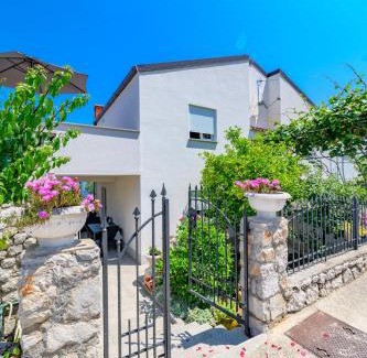 Cove Murtar Apartment | Danica