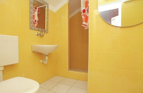 Cove Tri Zala (Zrnovo) Hostel | Dragan's Den - Bed in 12-Bed Mixed Dormitory Room No 2