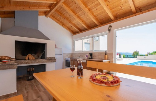 Lokvicici House | Gorgeous home in Lokvicici with WiFi
