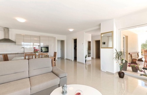 Jarebinjak House | Gorgeous home in Rogoznica with WiFi