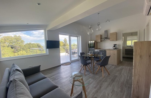 Bilice House | Great holiday home with 2 units and priv. Pool- 250m to the water