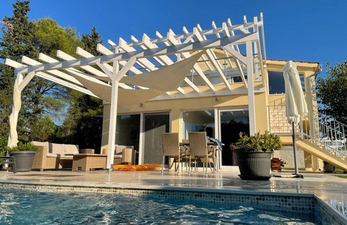 Bilice House | Great holiday home with 2 units and priv. Pool- 250m to the water
