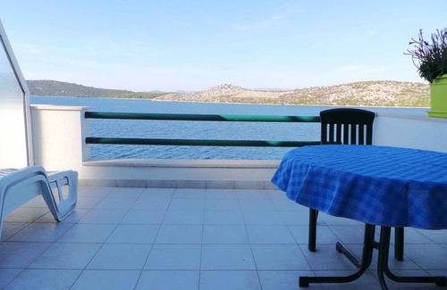 Grebastica Apartment | Holiday apartment facing the sea with terrace