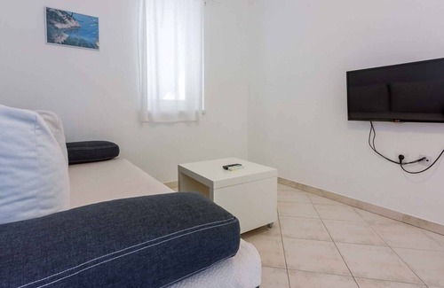 Selce Apartment | Holiday apartment 30 m to the beach with air, Intrenet, sea views and satellite TV