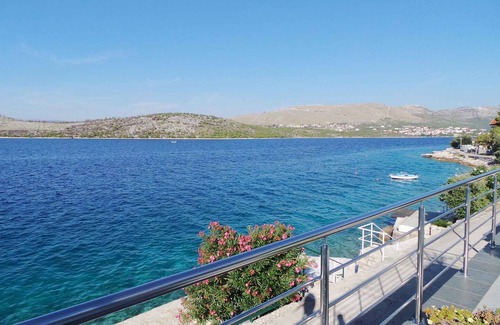Grebastica Apartment | Holiday apartment facing the sea with terrace