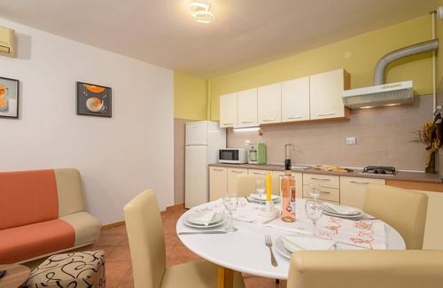 Stinjan Apartment | Holiday apartment Pula for 1 - 4 persons with 2 bedrooms - Row house