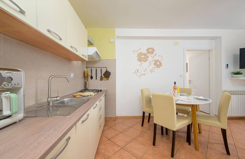 Stinjan Apartment | Holiday apartment Pula for 1 - 4 persons with 2 bedrooms - Row house