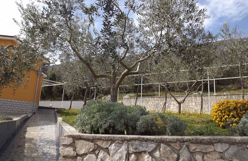 Ravni Apartment | Holiday apartment with terrace, balcony and sea view