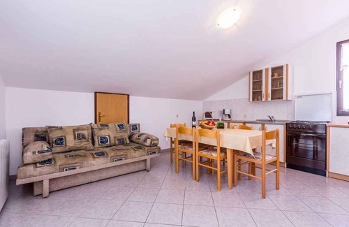 Banjole Apartment | Holiday apartment with shared pool and balcony