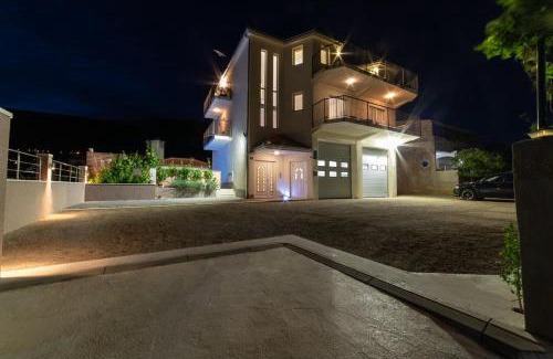 Kastel Stari House | Holiday Home Chester with Heated Pool
