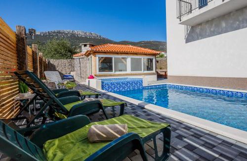 Kastel Stari House | Holiday Home Chester with Heated Pool