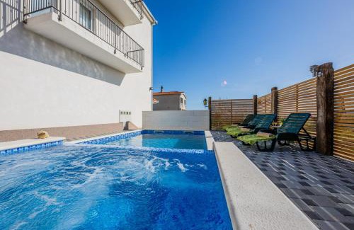 Kastel Stari House | Holiday Home Chester with Heated Pool