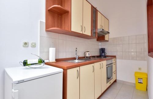 Krusevo House | Holiday Home in Krusevo with Garden & BBQ