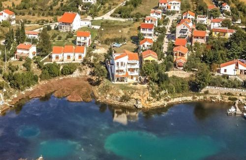 Krusevo House | Holiday Home in Krusevo with Garden & BBQ