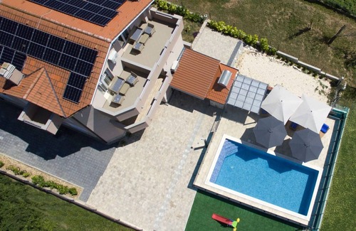 Cavoglave House | Holiday Home Marana - Five Bedroom Holiday Home