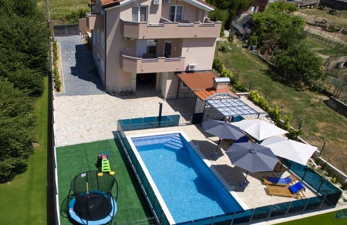 Cavoglave House | Holiday Home Marana - Five Bedroom Holiday Home