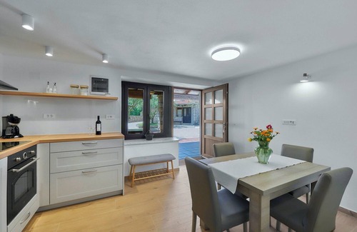 Orihi House | Holiday home Orihi * 2000 m2 fenced garden, covered terrace, BBQ