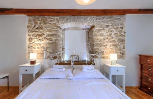 Kastelir House | Holiday Home Pinia II by Interhome