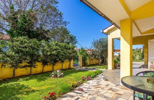 Pomer House | Holiday home with air conditioning