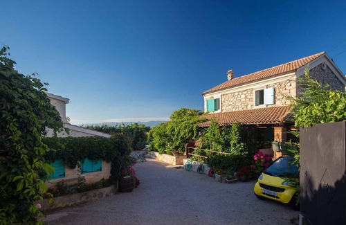 Rasopasno House | Holiday home with air conditioning, Internet and outdoor pool