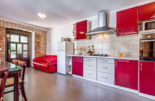 Peresiji House | Holiday home with pool in quiet location